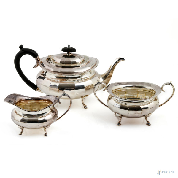 Servizio da the in metallo argentato composto da teiera, lattiera e zuccheriera senza coperchio, XX secolo, misure massime cm 16x28x13
