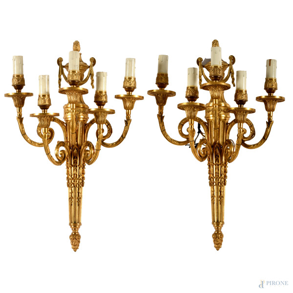 Coppa di appliques in bronzo dorato a cinque fiamme, XX secolo, cm 50x30x18, (difetti)