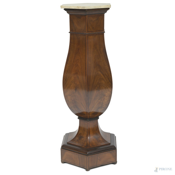Base di colonna per fioriera in legno impiallacciato in radica con piano esagonale in marmo, XX secolo, altezza cm 11,5, (segni di usura, piccole scalfiture)
