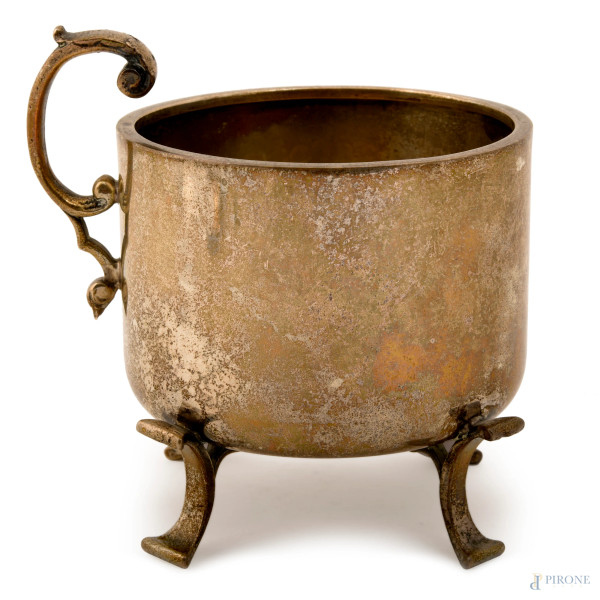Tazza in argento con manico a volute, poggiante su quattro piedini, altezza cm 11, diametro cm 9, gr. 230