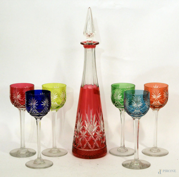 Lotto di una bottiglia e sei bicchieri in cristallo di Boemia, h.42cm