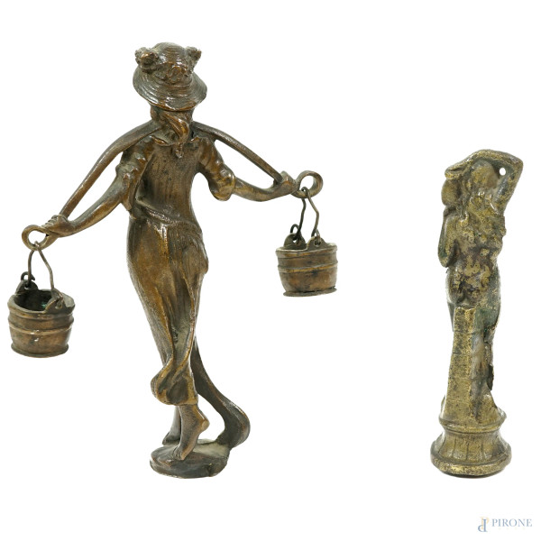 Lotto di due sculture in bronzo raffiguranti un'acquaiola ed un'Afrodite, XX secolo, h max cm 18