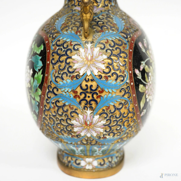 Potiche cloisonné in metallo dorato e smalto policromo, decori a motivi geometrici e floreali, Ci...