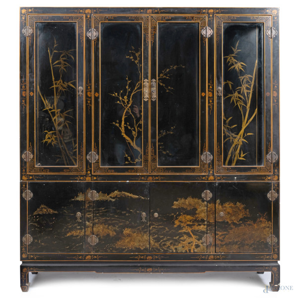 Vetrina in legno laccato e dipinto a motivi orientali scandita da quattro ante vetrate al corpo superiore e quattro sportelli al corpo inferiore, XX secolo, cm 180x160x40, (segni di usura, scalfiture, difetti)