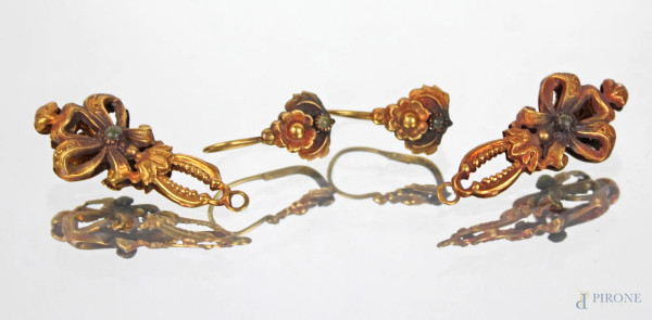 Paio di orecchini in oro 14 kt a forma di fiocco gr. 4,2 XIX secolo