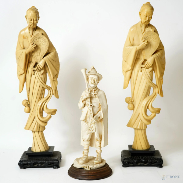 Lotto composto da 3 statuine in resina, XX secolo: coppia di saggi orientali e un cacciatore, altezza massima cm 44,5, (difetti)