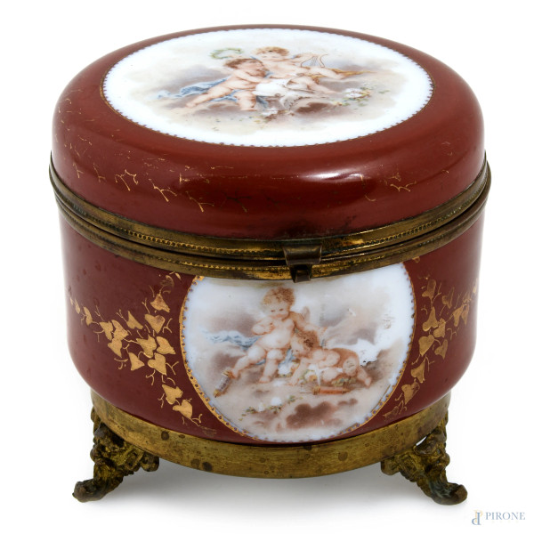 Portagioie in porcellana a fondo rosso con decori oro e scene di putti, XIX-XX secolo, altezza cm 11,5, (segni di usura)
