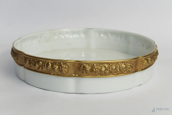 Centrotavola in porcellana Rosenthal con fascia dorata, diametro 30 cm, H 6 cm.