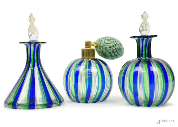Linea Valentina Murano, anni '70, due ampolle ed un vaporizzatore per profumo in vetro blu e verde e avventurina, alt. max cm 13, recanti etichette adesive, (sbeccature).