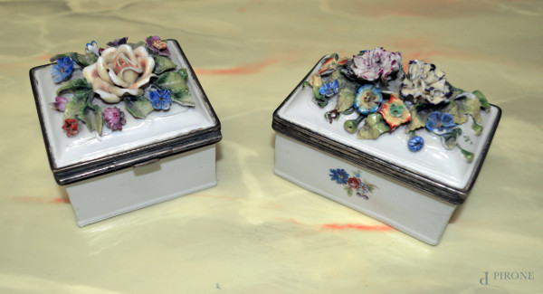 Coppia di scatole in porcellana con fiori a rilievo a decoro policromo, marcate Maissen, fine 800, h. cm 8.
