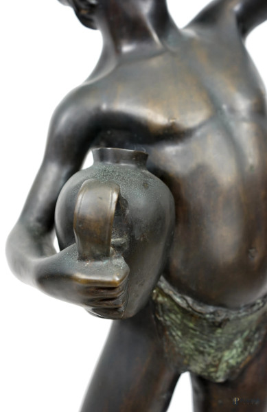 Pescatorello, scultura in bronzo, base in marmo verde, a firma De Martino, cm h 111 circa