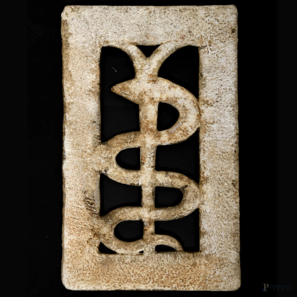 Elemento decorativo rettangolare in marmo con motivo a rilievo raffigurante serpente attorno ad u...