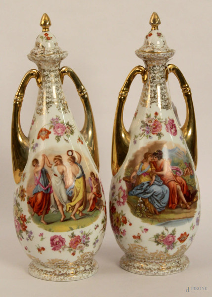 Coppia di potiches in porcellana a decoro di scene galanti e fiori, Vienna, h. 43 cm