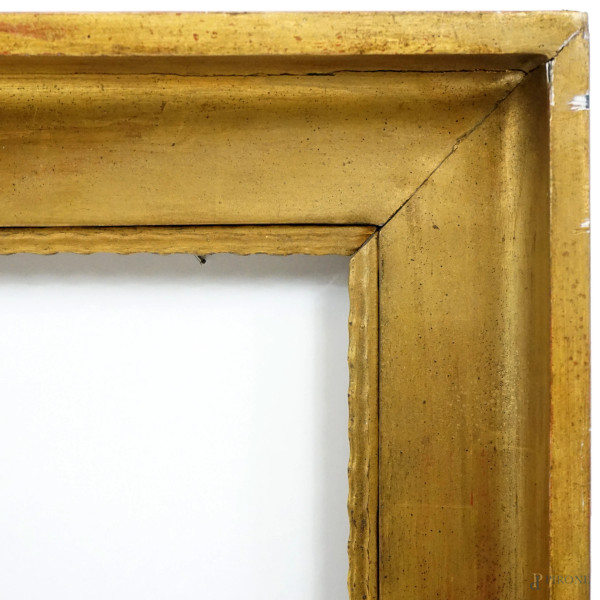 Cornice in legno dorato, XX secolo, ingombro cm 103,5x71, battente cm 87x54,5 (difetti)