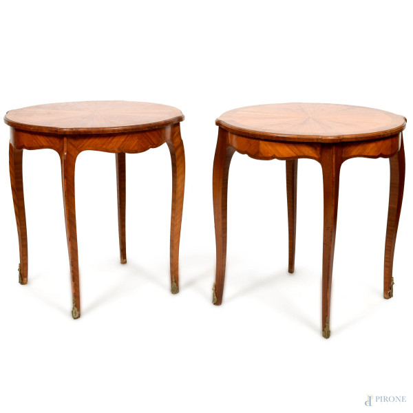 Coppia di tavolinetti impialliacciati in satinwood con gambe mosse, cm 69x65, XX secolo (sbeccature, mancanze di impiallacciatura e piedini)