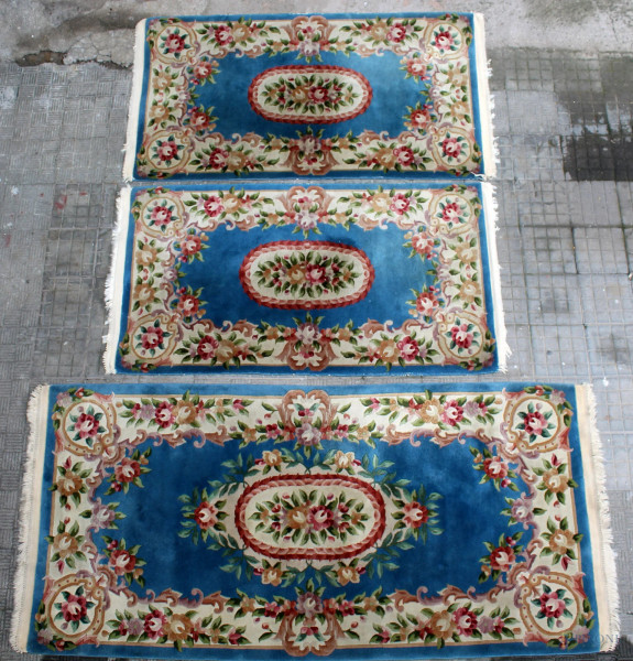 Lotto composto da tre tappeti cinesi, cm 190x90 e cm 135x70.