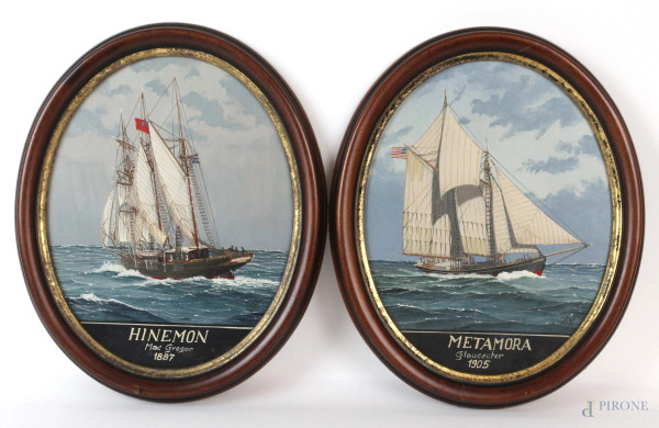 Coppia di dipinti raffiguranti imbarcazioni, olio su tavola ad assetto ovale, cm 29x23, siglate, entro cornici