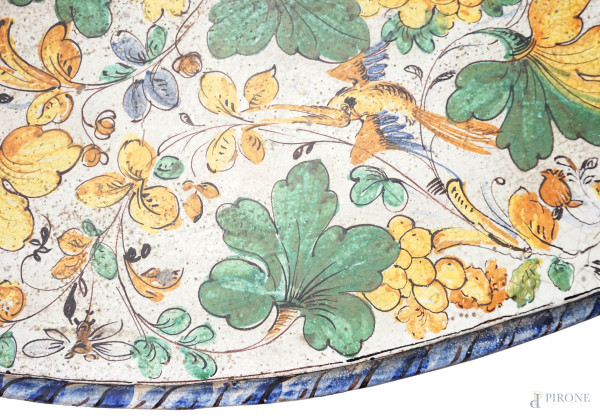 Tavolo tondo in maiolica policroma, manifattura italiana del XX secolo, cm h 72, diametro cm 117,...