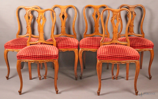 Lotto composto da sei sedie in noce con seduta in stoffa rosa, XX secolo.