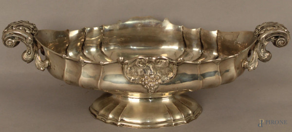 Centrotavola a navicella in argento con manici a foglie d&#39;acanto, particolari a motivi di pampini d&#39;uva, altezza 14x45,5x21, gr. 980.