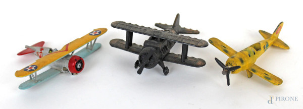 Lotto di tre modellini di aerei in materiali diversi, di cui uno montato a temperino, lunghezza max cm 10,5, (difetti).