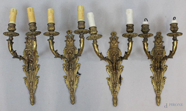 Quattro appliques in bronzo dorato, fusto a feretra decorata a foglie d'acanto, portacandela a doppia voluta, corredate da ventoline, altezza cm 40, XX secolo