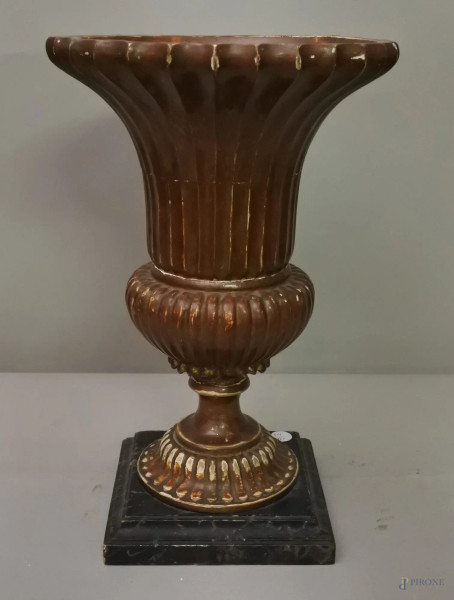 Vaso in legno intagliato e laccato, h. 38 cm.
