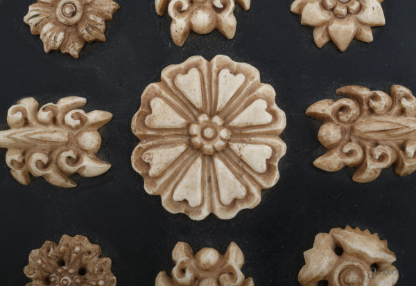 Cofanetto rotondo in papier mache con decorazioni nei toni del rosso e del nero con applicazioni ...