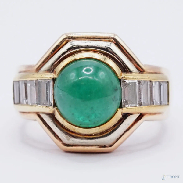 Anello in oro 18 KT con smeraldo cabochon e baguette di diamanti, peso gr.12,3, misura 15-16