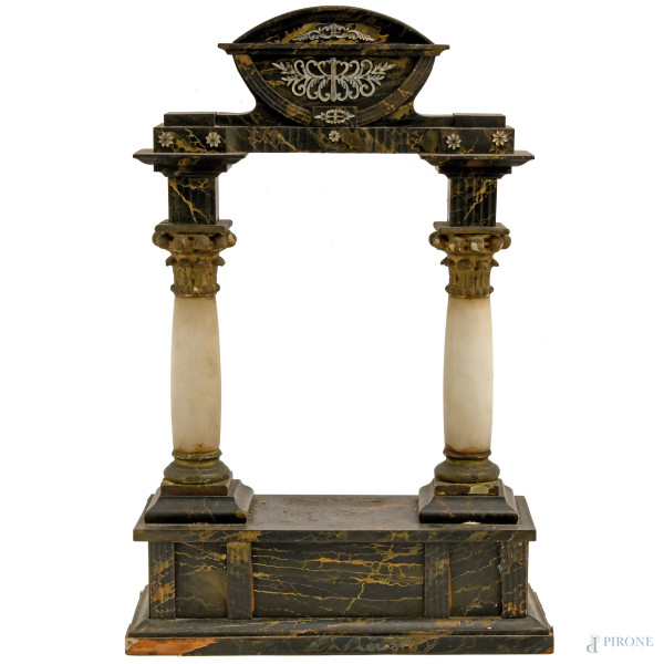 Tempietto per orologio in legno dipinto nero a finto marmo ed alabastro con decorazione arricchita da applciazioni in materiale cangiante, XX secolo, cm 59x36x15,5, (dfifetti)
