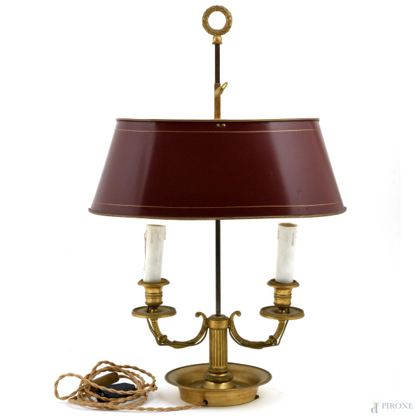 Lume in bronzo dorato a due luci con paralume in metallo laccato rosso, XX secol, altezza cm 54, (da revisionare)