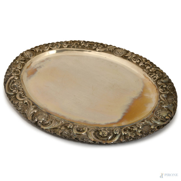 Vassoio ovale in argento con profilo cesellato a motivi vegetali, a ricciolo e conchiglie, XX sec...