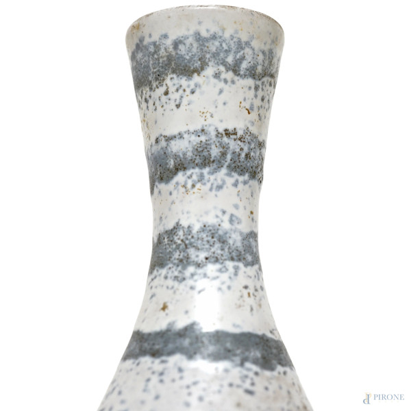 Vasetto in ceramica bianca e grigia con decori circolari, XX secolo, altezza cm 20,5 (difetti)
