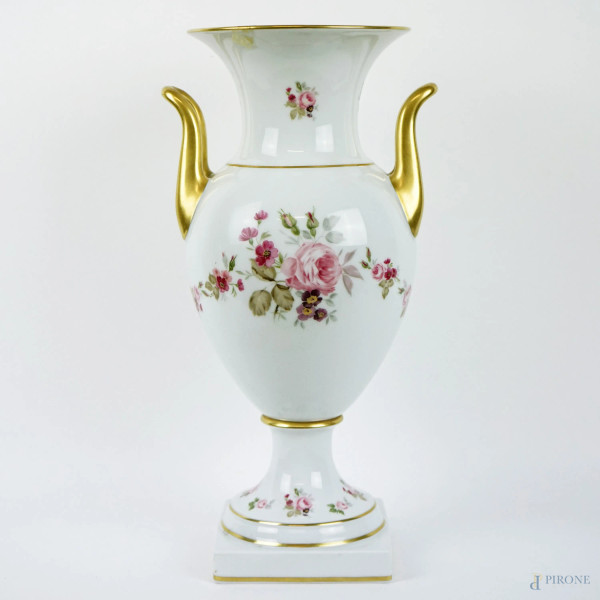 Vaso in porcellana bianca, decoro a motivi floreali, prese e particolari dorati, traforo per lampada, cm h 39, marcato Bavaria sotto la base, (difetti).