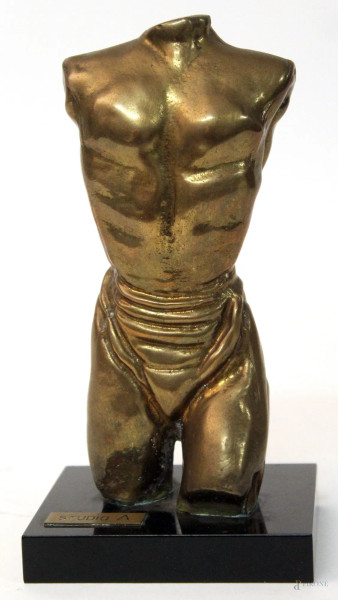Torso, scultura in bronzo poggiante su base in plexiglass, H 16 cm.