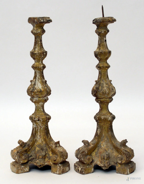 Coppia di piccoli candelieri in legno intagliato e dorato, H 28 cm, XIX sec., (cadute di colore).