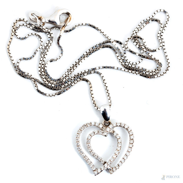 Collana in oro bianco con ciondolo composto da due cuori intersecati, lunghezza cm 47, peso gr 4,4