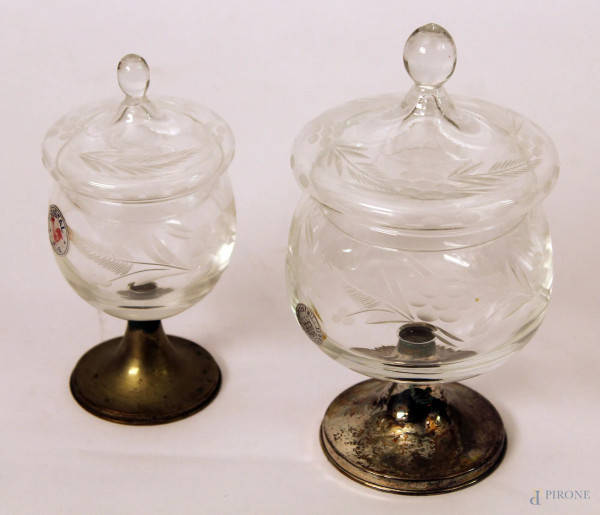 Lotto di due coppe in cristallo molato, completo di coperchi con basi in argento, n.18 - 15 cm
