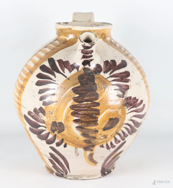 Brocca in maiolica decorata a motivi vegetali e fitomorfi nei toni del giallo e del manganese, XX secolo, altezza cm 35. (segni di usura, cadute di smalto, sbeccature, difetti di cottura, difetti)