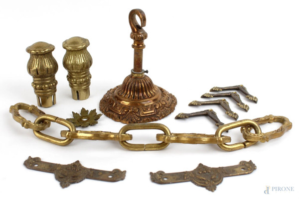 Lotto di vari oggetti in metallo dorato, misure e forme diverse.