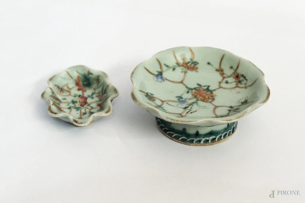 Lotto composto da una piccola alzata ed un centrino in porcellana color turchese con decori policromi floreali, Cina XX sec.