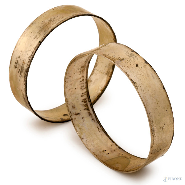 Coppia di cerchi in argento, XX secolo, diametro 9,5, peso totale gr. 180