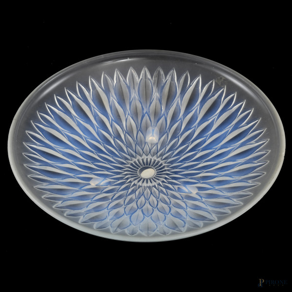 Centrotavola in vetro satinato con decori a guisa di foglie, XX secolo, diametro cm 30, (segni di usura, piccole scalfiture)