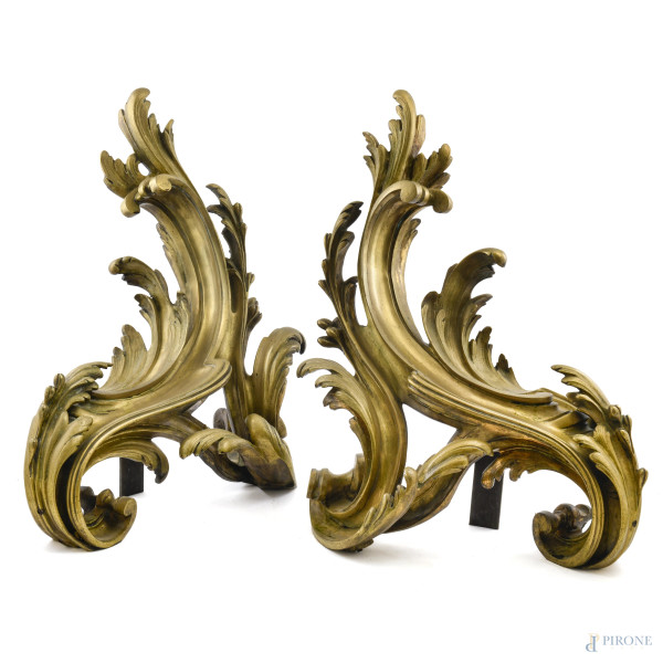 Coppia di alari in bronzo a guisa di volute vegetali, XIX secolo, cm 47x40x19, (segni di usura, graffi)