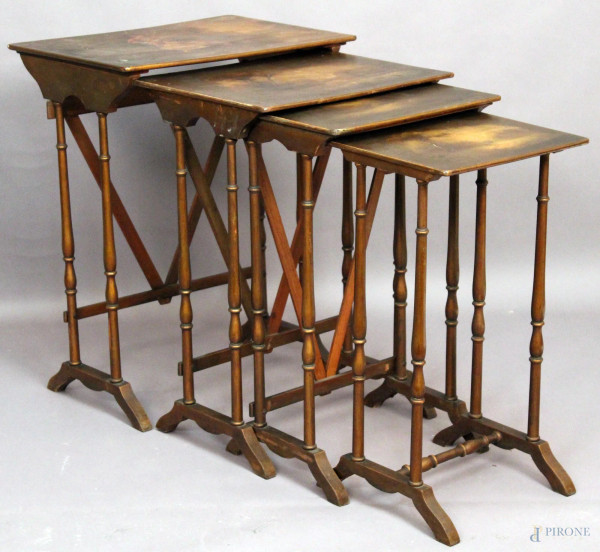 Nido di quattro tavolinetti in legno laccato e dipinto a soggetto di paesaggi e scene galanti, Inghilterra, primi &#39;900, cm 70 x 55.