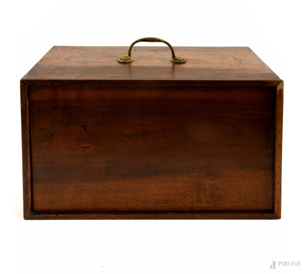 Campionario di marmi in legno caratterizzato da 8 cassetti, di cui cinque a dieci scomparti e tre...