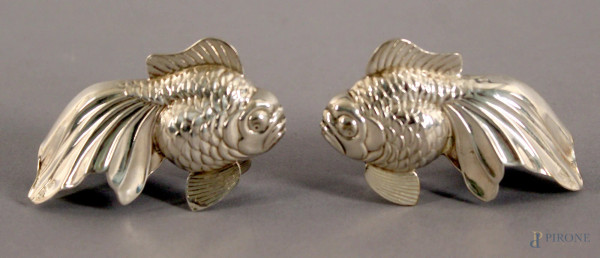 Coppia salierine in argento a forma di pesci, altezza 4 cm, lunghezza 6 cm.
