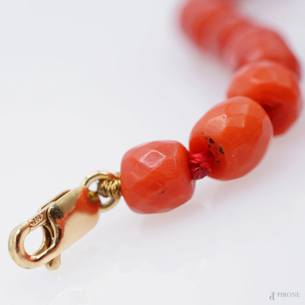 Bracciale in corallo sfaccettato con chiusura in oro giallo 18 kt, lunghezza cm 20,5 circa, peso ...