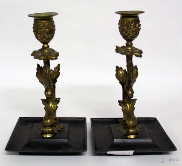 Coppia candelieri in bronzo, sorretti da tritoni con base quadrata, H. 21 cm., XIX sec.
