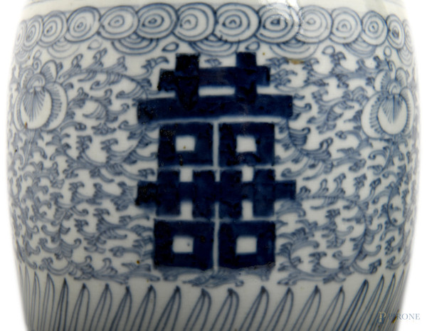 Coppia di vasi cinesi nei toni del blu e bianco con doppia presa al collo, Cina XIX secolo, altez...